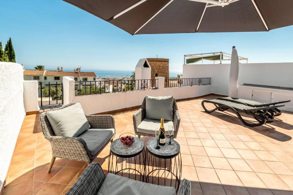 Hermosa casa con terraza e increíbles vistas al mar y la montaña Nerja Exterior foto