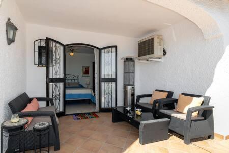 Hermosa casa con terraza e increíbles vistas al mar y la montaña Nerja Exterior foto