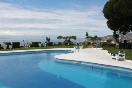 Hermosa casa con terraza e increíbles vistas al mar y la montaña Nerja Exterior foto