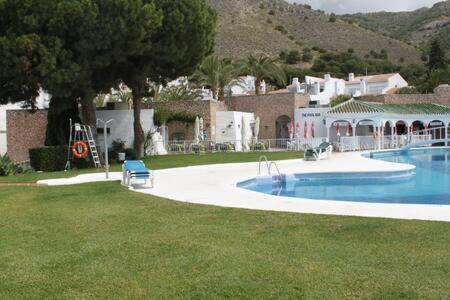Hermosa casa con terraza e increíbles vistas al mar y la montaña Nerja Exterior foto