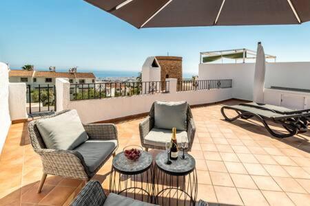 Hermosa casa con terraza e increíbles vistas al mar y la montaña Nerja Exterior foto