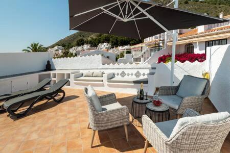 Hermosa casa con terraza e increíbles vistas al mar y la montaña Nerja Exterior foto